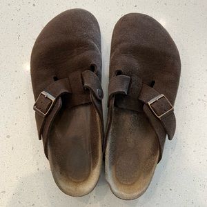 Birkenstock clogs in dark brown.